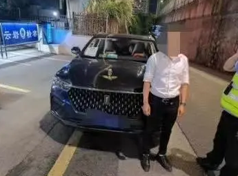 被查酒駕，他趕走代駕繼續開車，剛一轉角又碰上了執勤交警